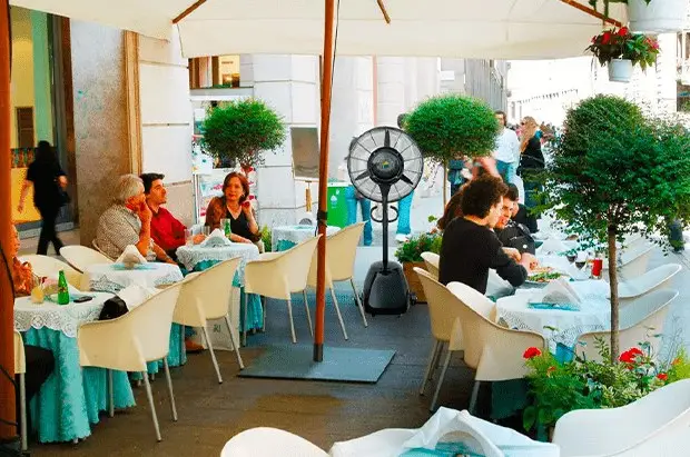 Brumisateur BRUME en fonctionnement sur une terrasse de restaurant en centre-ville