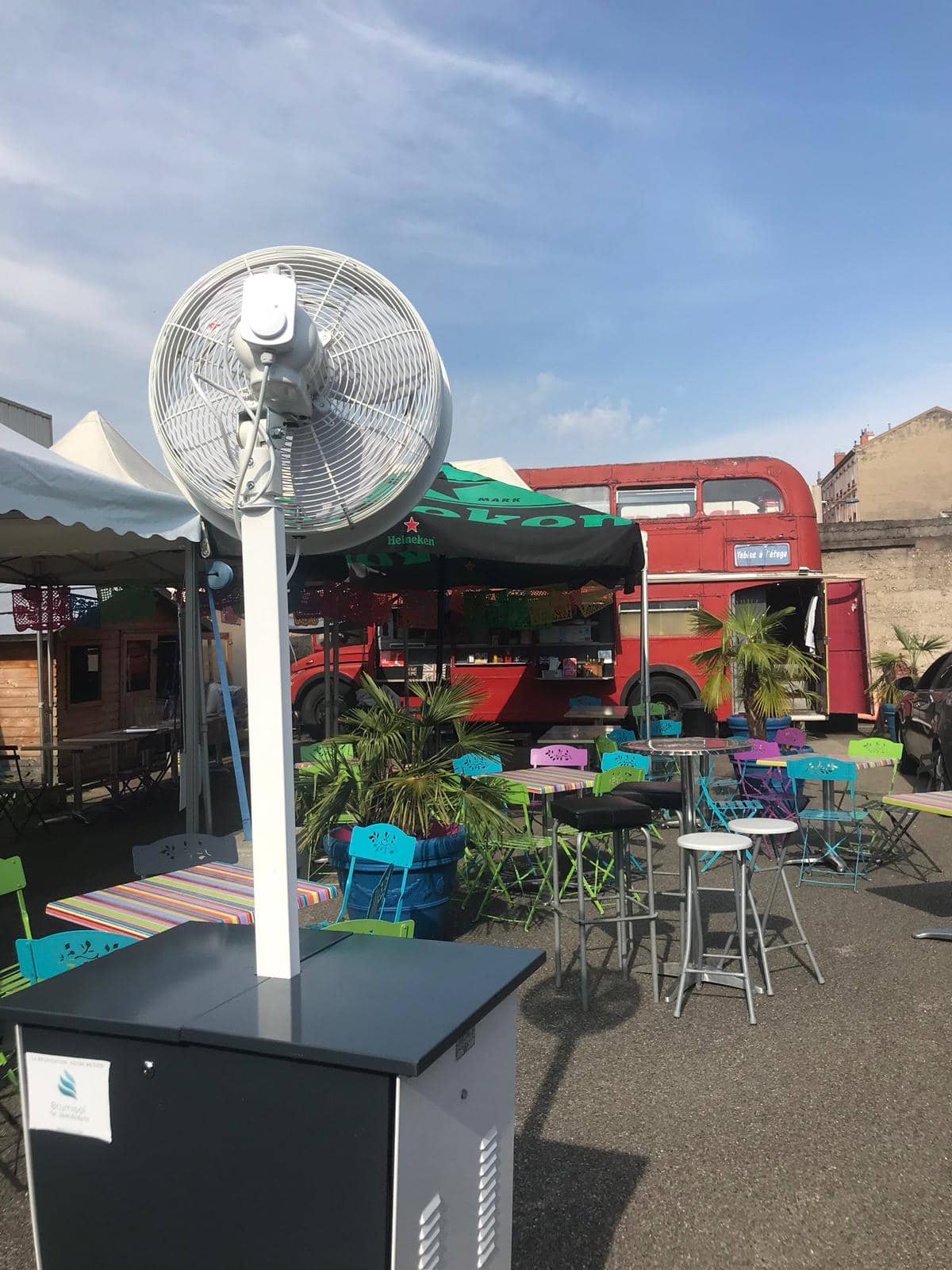 Brumisateur haute pression sur terrasse de café avec clients rafraîchis