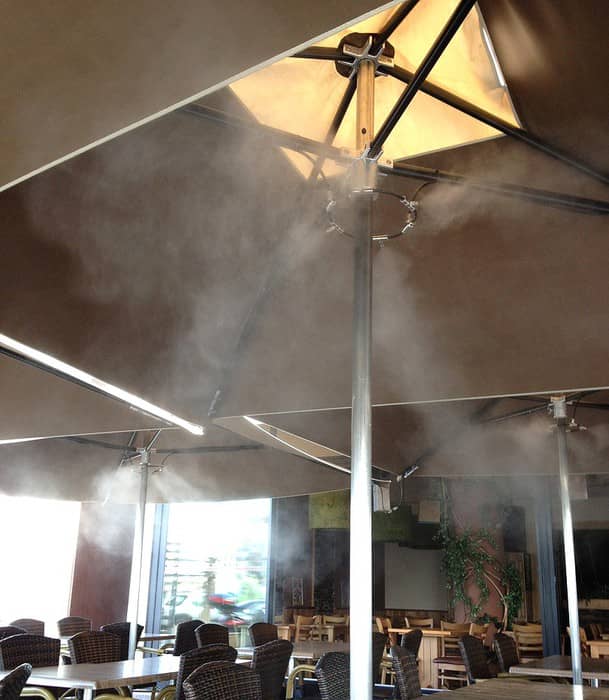 Rampe de brumisation intégrée à parasol CHR restaurant